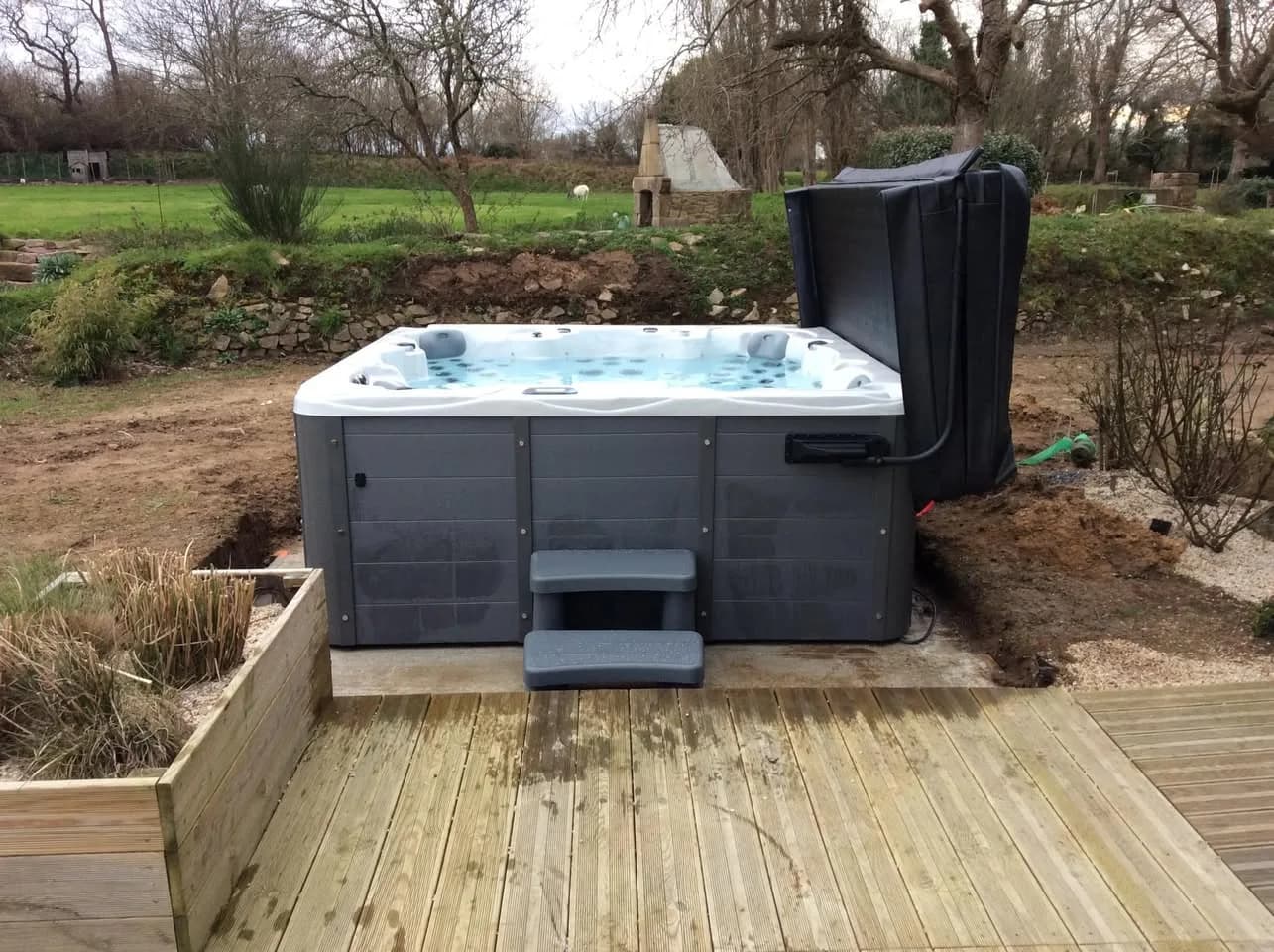 Installation d'un spa Montréal Full option à Perros-Guirec, autre vue du chantier