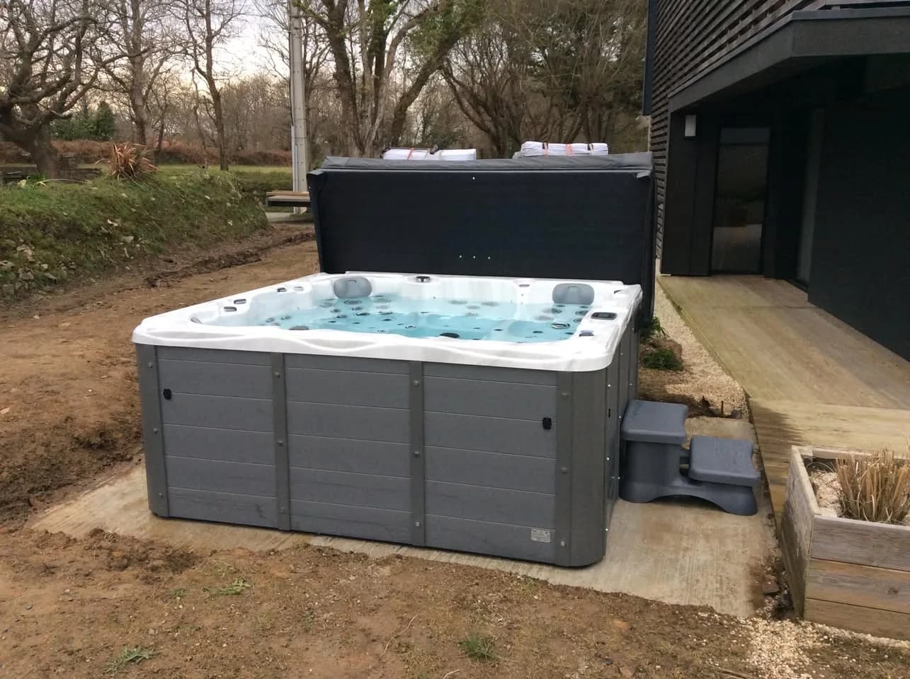 Installation d'un spa Montréal Full option à Perros-Guirec, autre vue du chantier