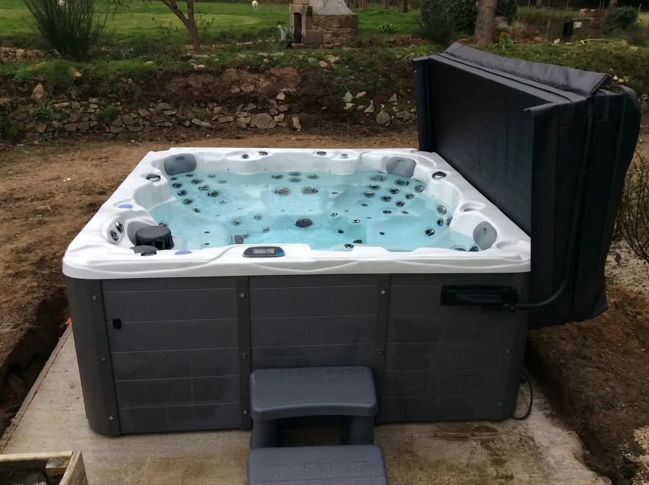 Installation d'un spa Montréal Full option à Perros-Guirec, autre vue du chantier