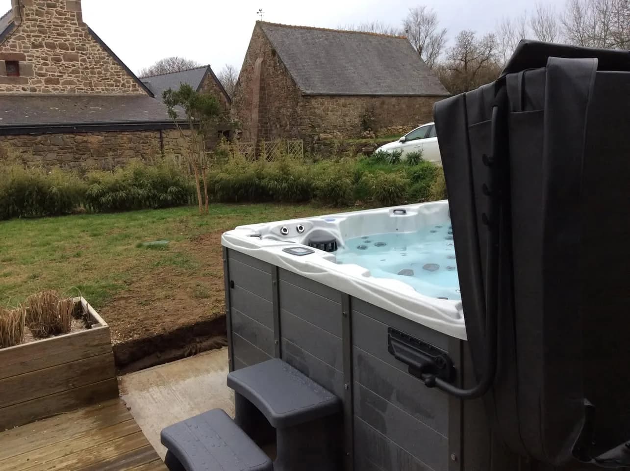 Installation d'un spa Montréal Full option à Perros-Guirec, autre vue du chantier