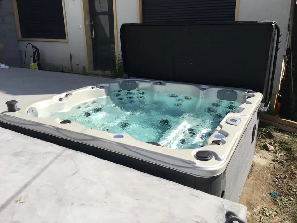 Installation d'un spa Montréal Full option à Riedisheim, encastré dans une dalle en béton