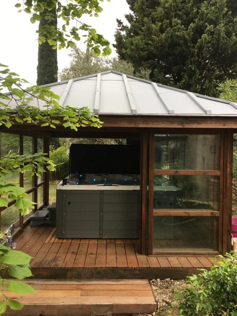Installation d'un spa Montréal Full option à Sauzet, sous un gazebo en bois