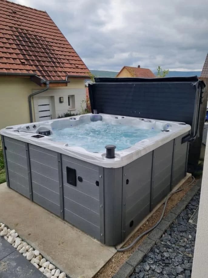 Installation d'un spa Montréal Full option à Wasselonne, sur une dalle entourée de gravier