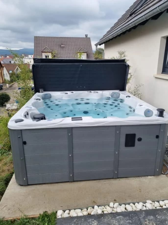 Installation d'un spa Montréal Full option à Wasselonne, autre vue du chantier