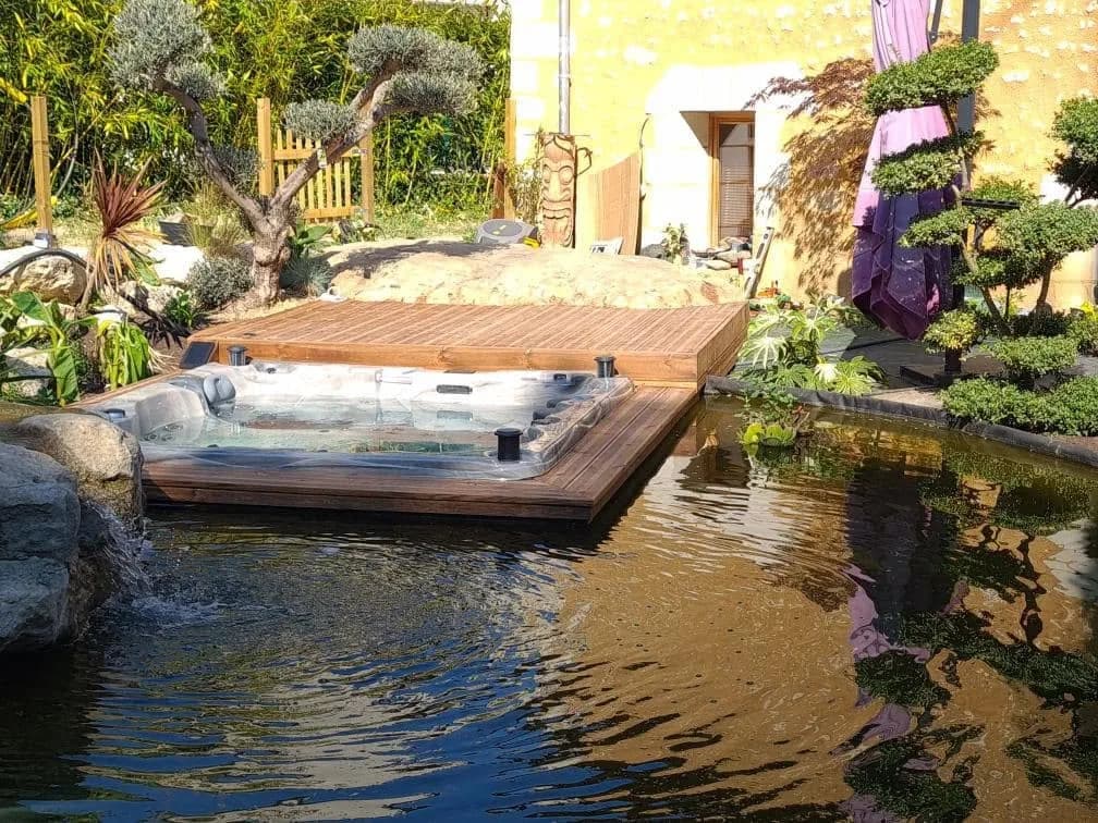 Installation d'un spa Montréal Full option, encastré dans une terrasse en bois au bord d'un bassin