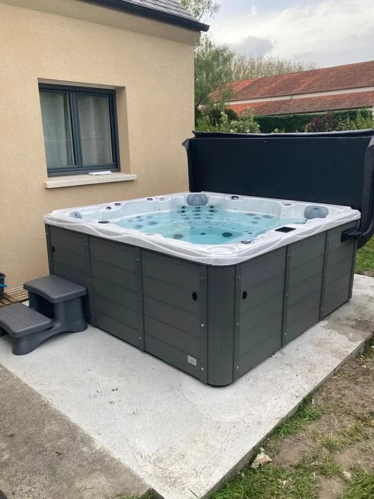 Installation d'un spa Montréal à La Ferté-Saint-Aubin, sur une dalle en béton, marchepied