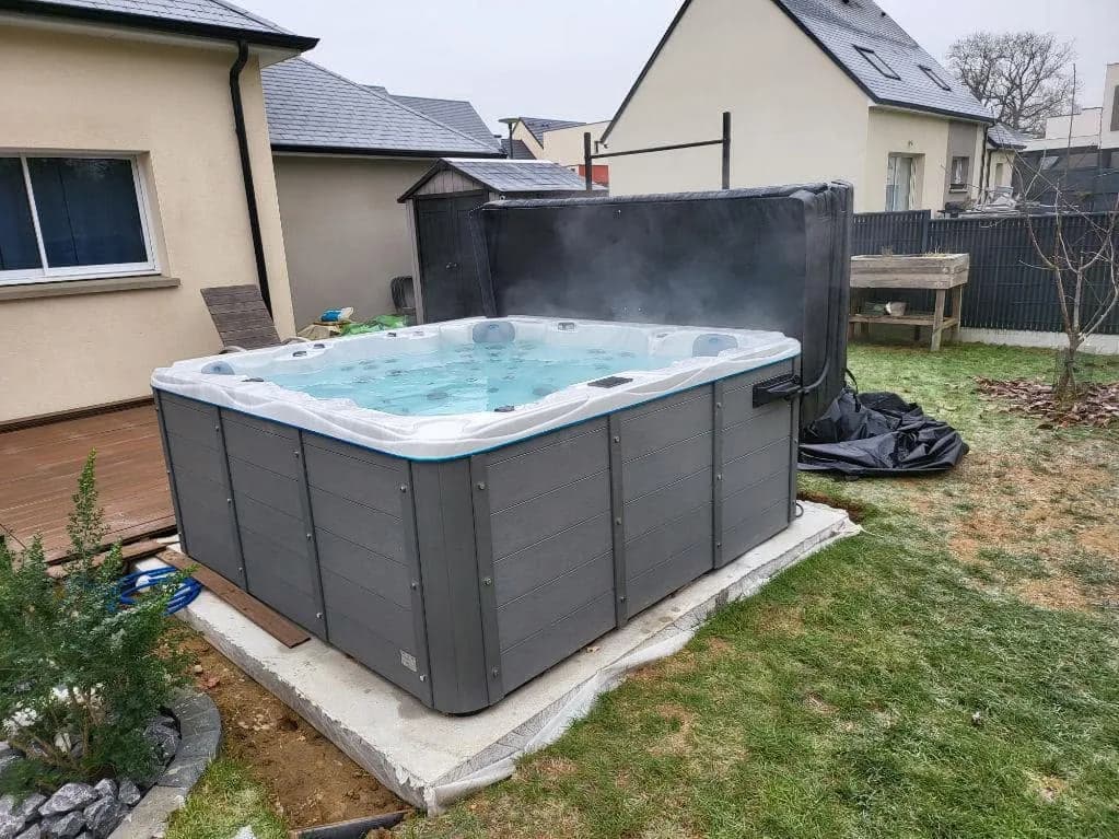 Installation d'un spa Montréal à Le Mans, sur une dalle près de la maison