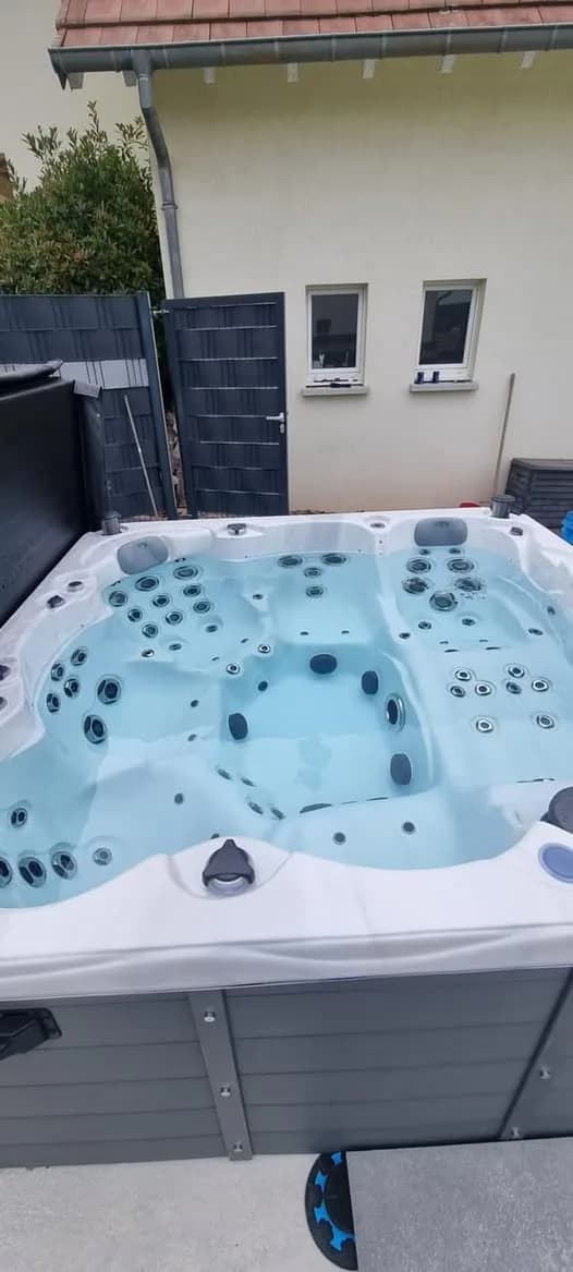 Installation d'un spa Montréal à Littenheim, autre vue du chantier