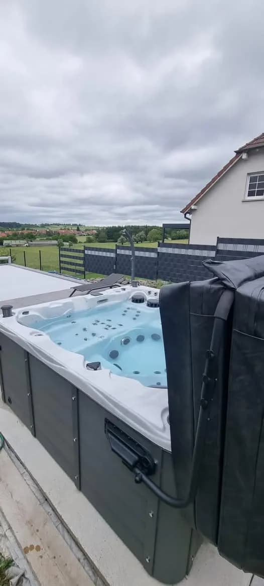 Installation d'un spa Montréal à Littenheim, autre vue du chantier