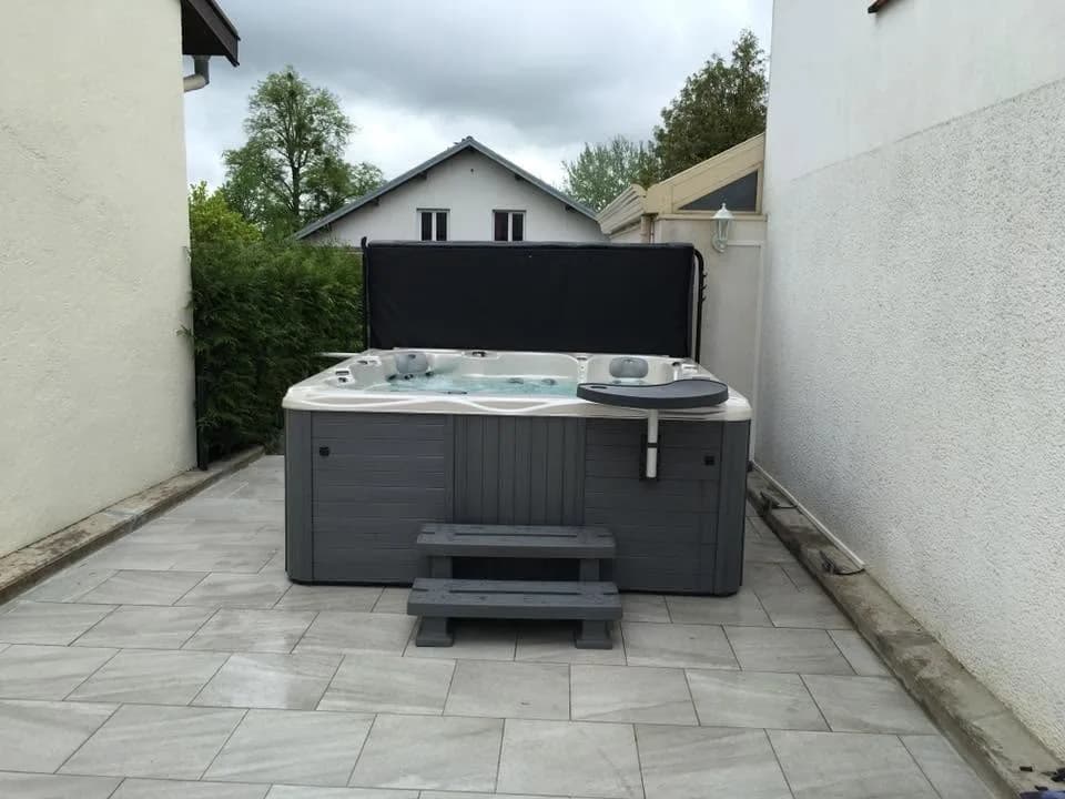 Installation d'un spa Montréal à Luxeuil-les-Bains, sur une terrasse carrelée, desserte et marchepied