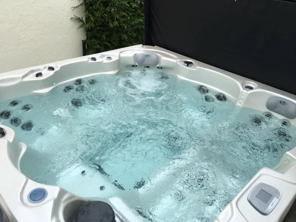 Installation d'un spa Montréal à Luxeuil-les-Bains, autre vue du chantier