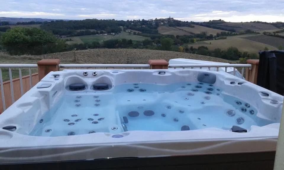 Installation d'un spa Montréal à Mireval, sur une terrasse en hauteur, vue sur la campagne