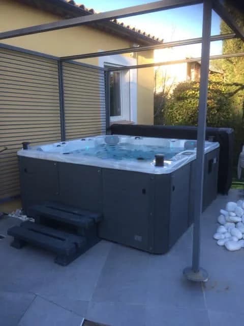 Installation d'un spa Montréal à Montpellier, sur une terrasse dallée, avec marchepied