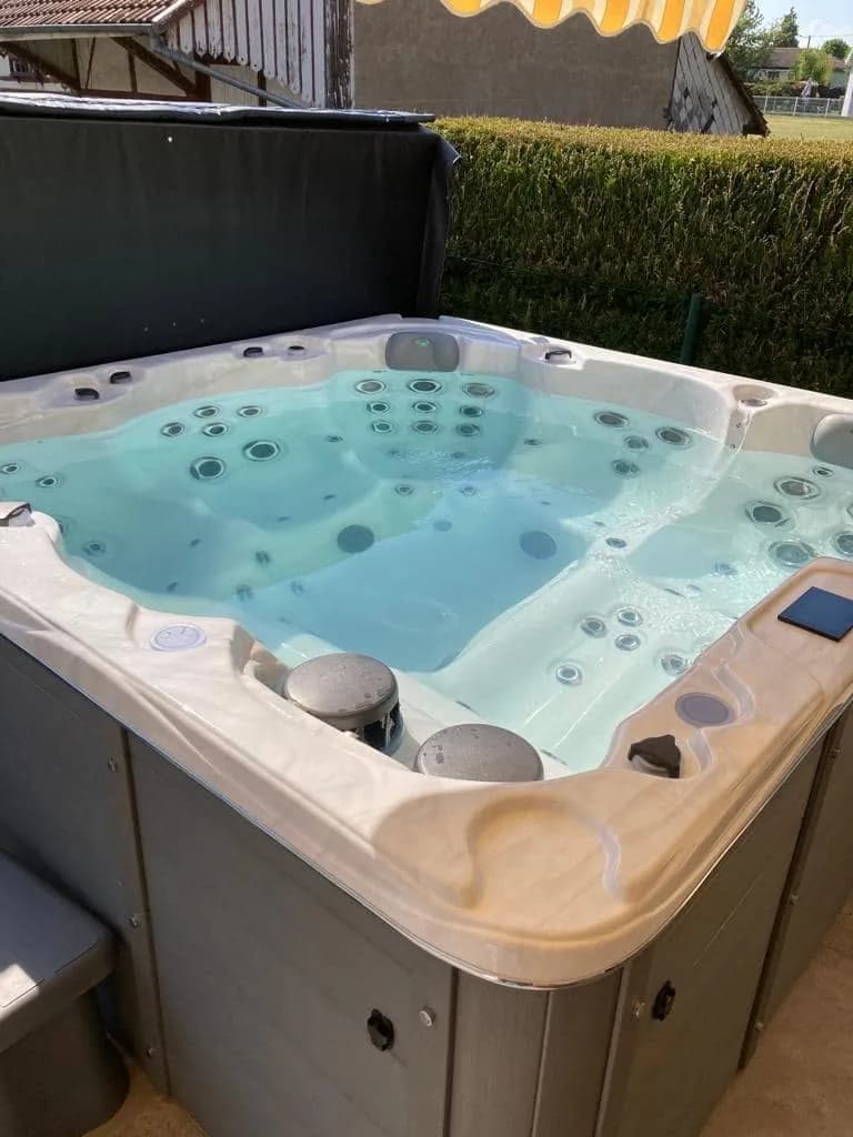 Installation d'un spa Montréal à Montreux-Château, autre vue du chantier