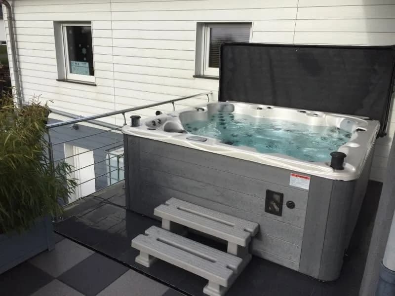 Installation d'un spa Montréal à Nousseviller-Saint-Nabor, sur une terrasse dallée, marchepied