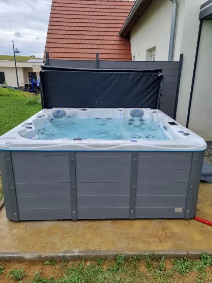Installation d'un spa Montréal à Riedheim, dans le jardin contre la maison