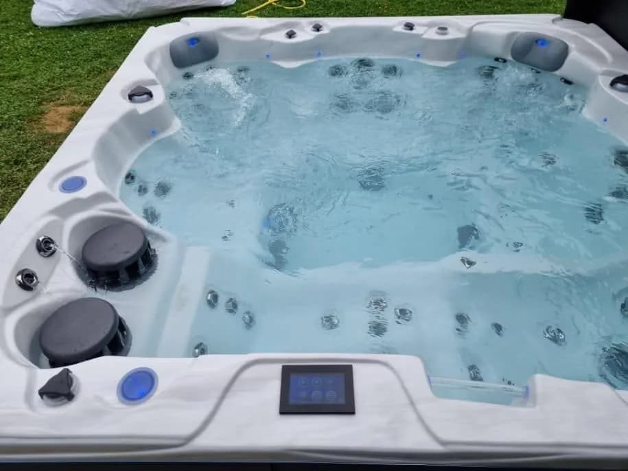Installation d'un spa Montréal à Riedheim, autre vue du chantier