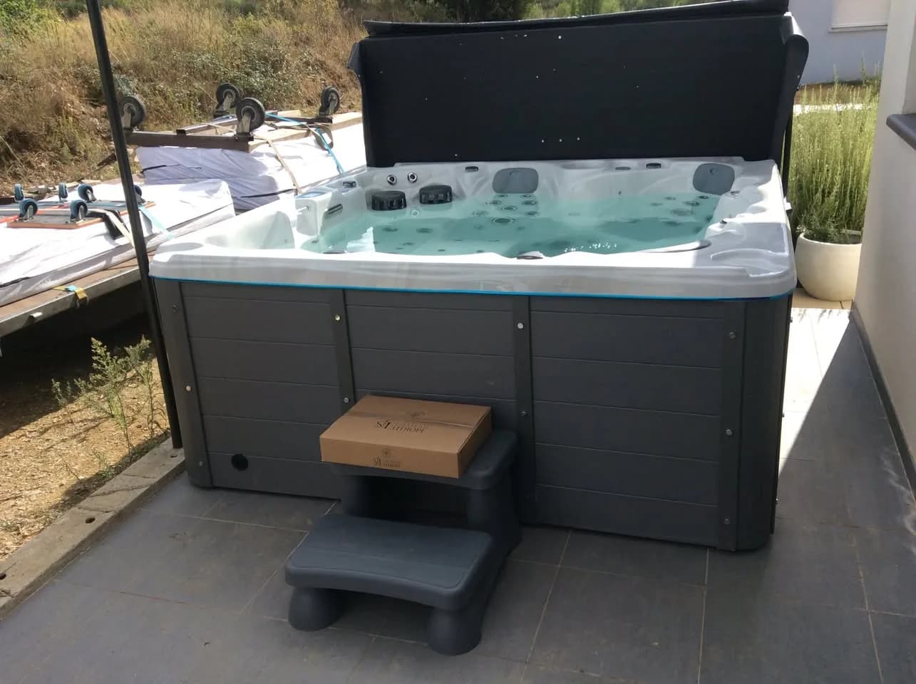 Installation d'un spa Montréal à Saint-Laurent-de-la-Cabrerisse, sur une dalle, marchepied à plateau en bois
