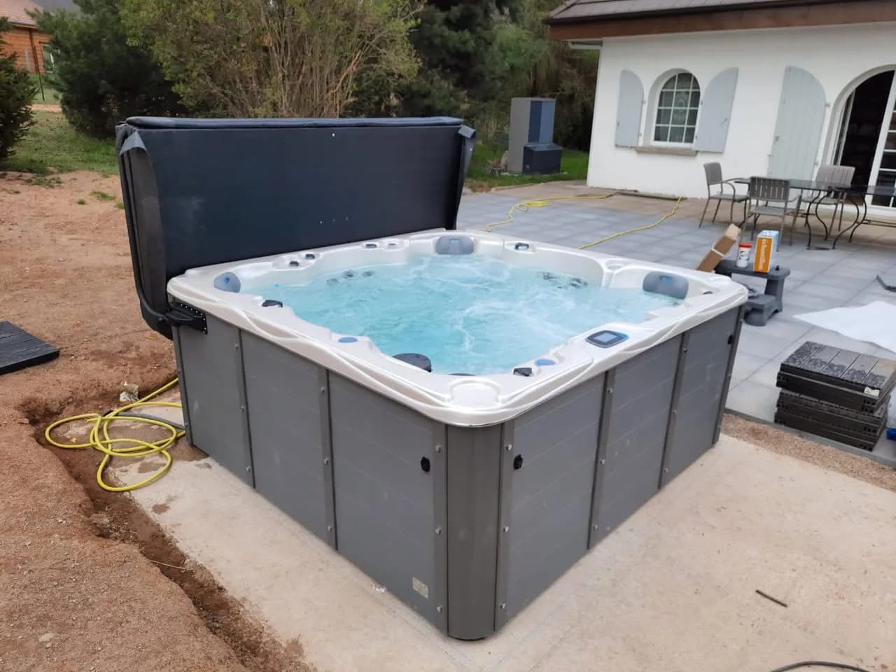 Installation d'un spa Montréal à Saulcy-sur-Meurthe, sur une dalle en béton, lève-couverture