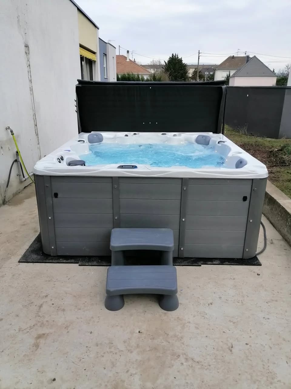 Installation d'un spa Montréal à Wittenheim, sur une dalle, marchepied