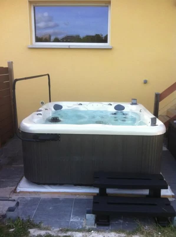 Installation d'un spa Moorin à Rethel, contre un mur, barre d'appui