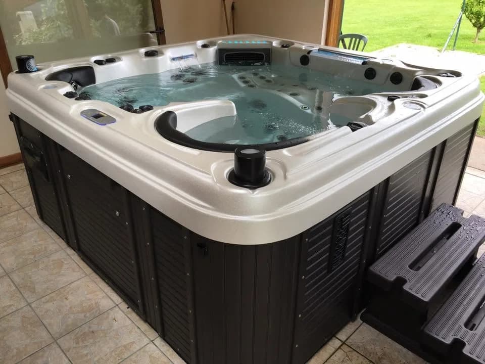 Installation d'un spa Navigator à Réchésy, dans une véranda, marchepied