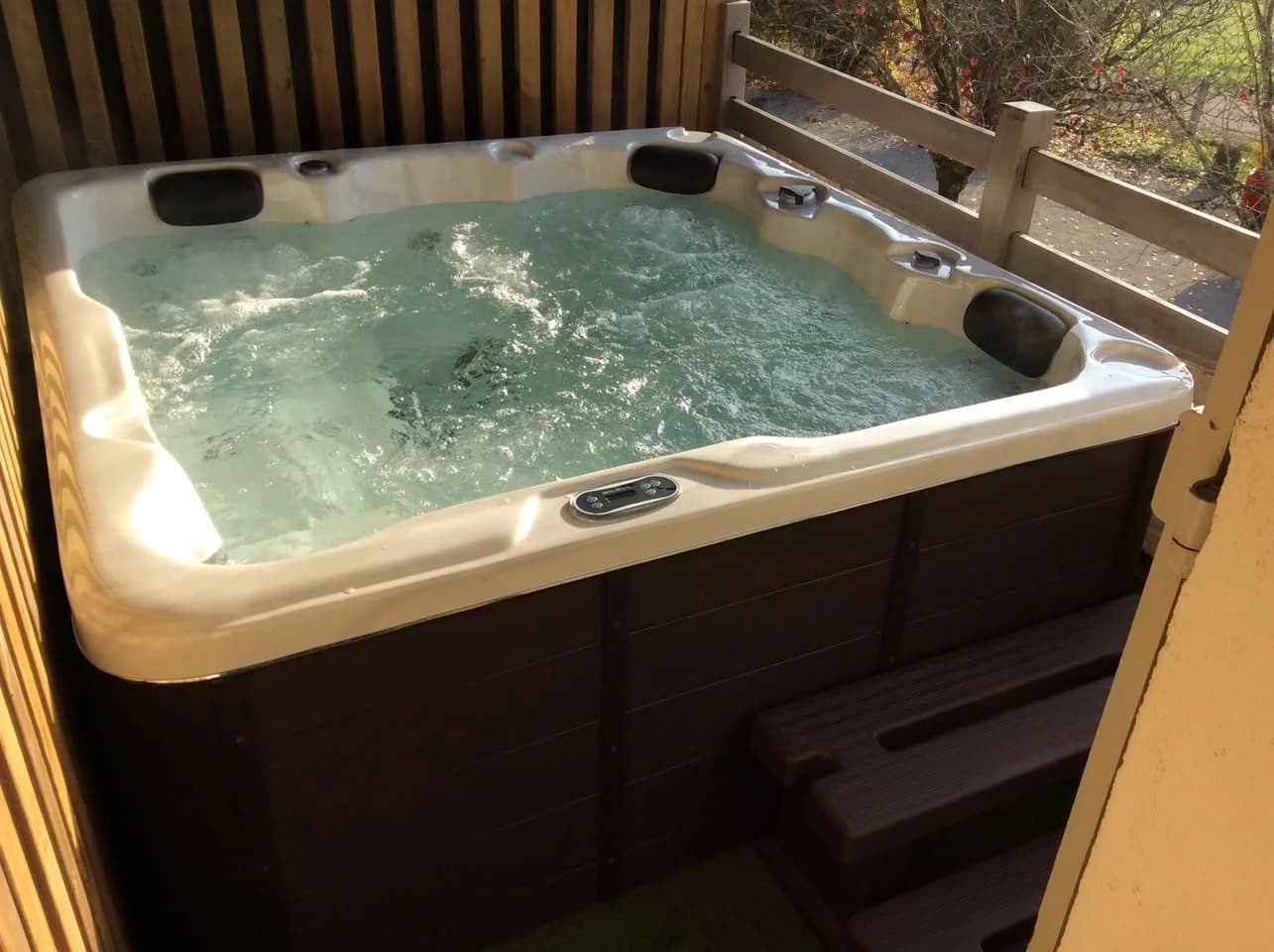 Installation d'un spa Ontario à Beaune, sur une terrasse en bois contre un chalet