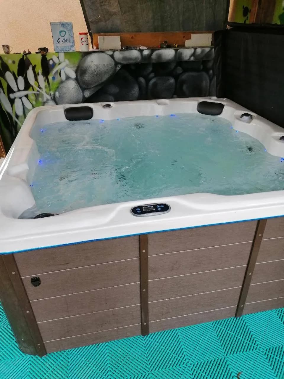Installation d'un spa Ontario à Chenebier, sous un abri, sur un sol en dalles