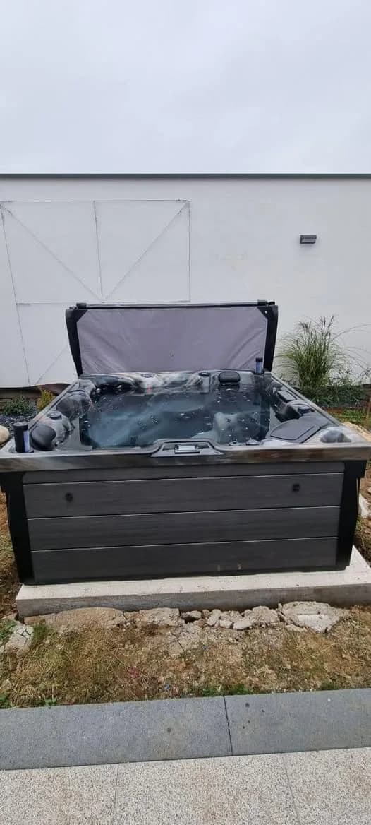 Installation d'un spa Onyx Full option à Aspach-le-Haut, autre vue du chantier