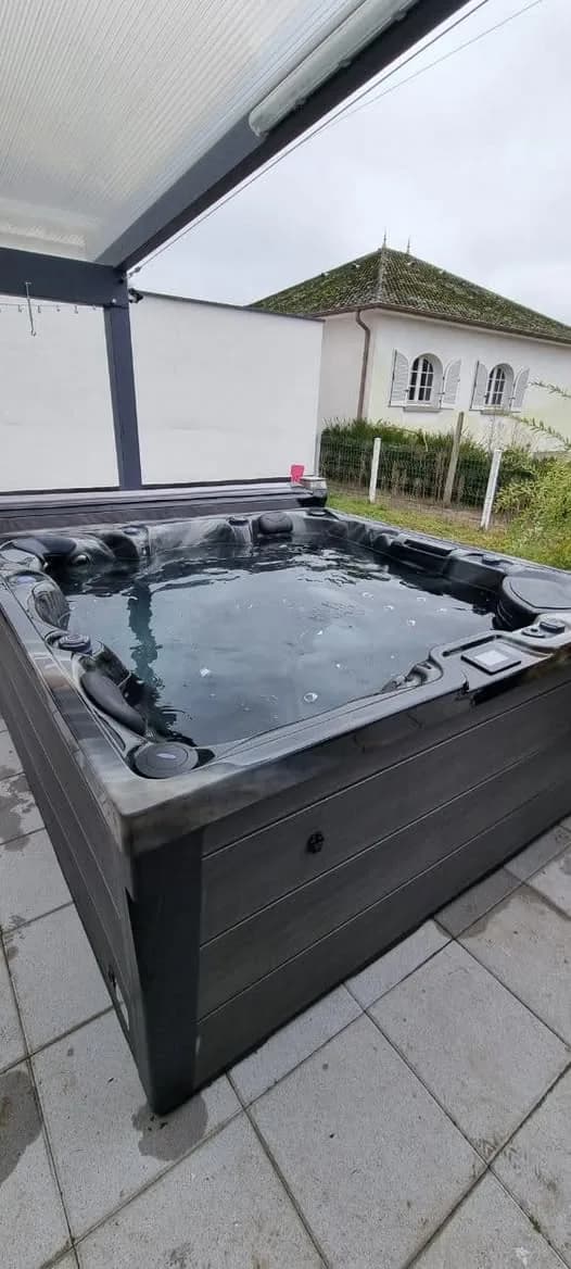 Installation d'un spa Onyx Full option à Ham-sous-Varsberg, sous une pergola, terrasse dallée