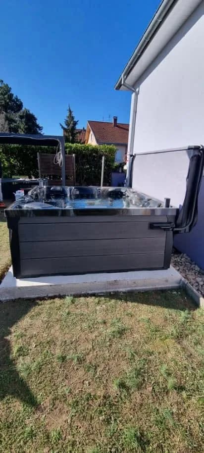 Installation d'un spa Onyx Full option à Rixheim, au bord du gazon, cuve sombre