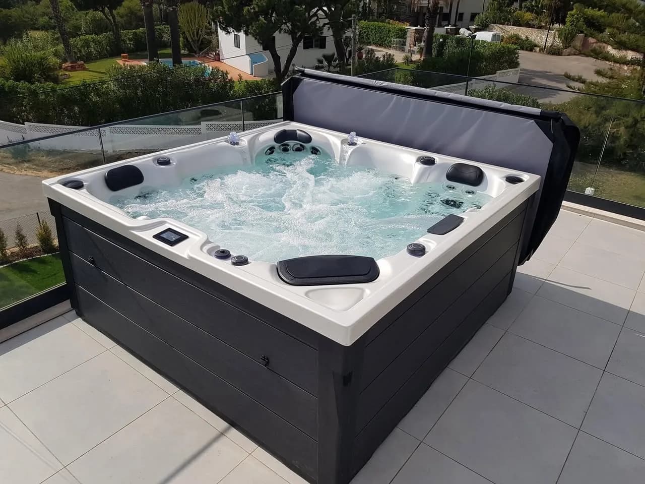 Installation d'un spa Onyx Full option, sur un toit-terrasse carrelé, garde-corps vitré