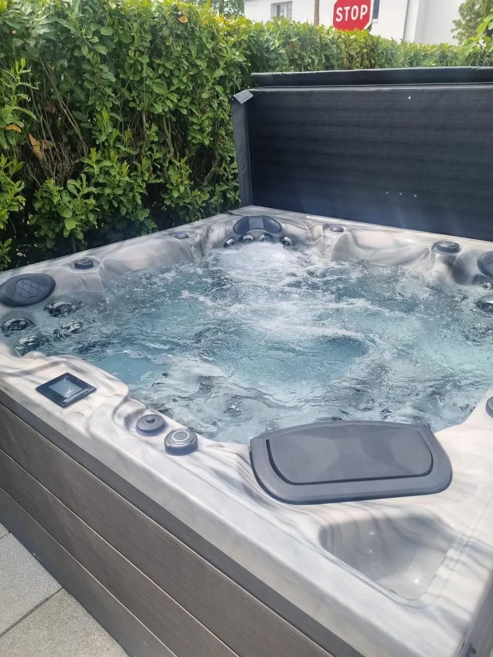 Installation d'un spa Onyx à Lutterbach, cuve Odyssey, au pied d'une haie