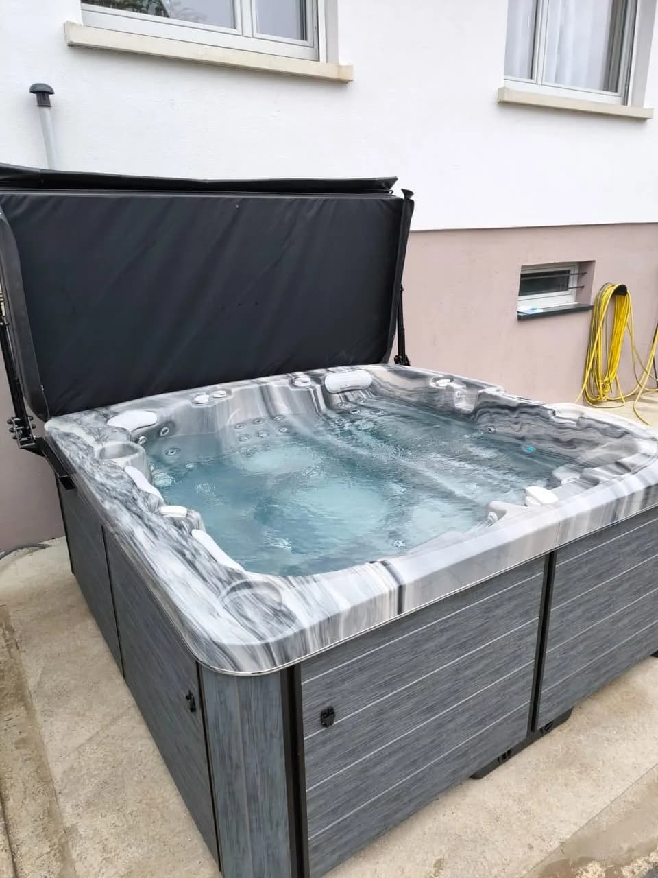 Installation d'un spa Øppland Eco à Balgau, au pied de la façade