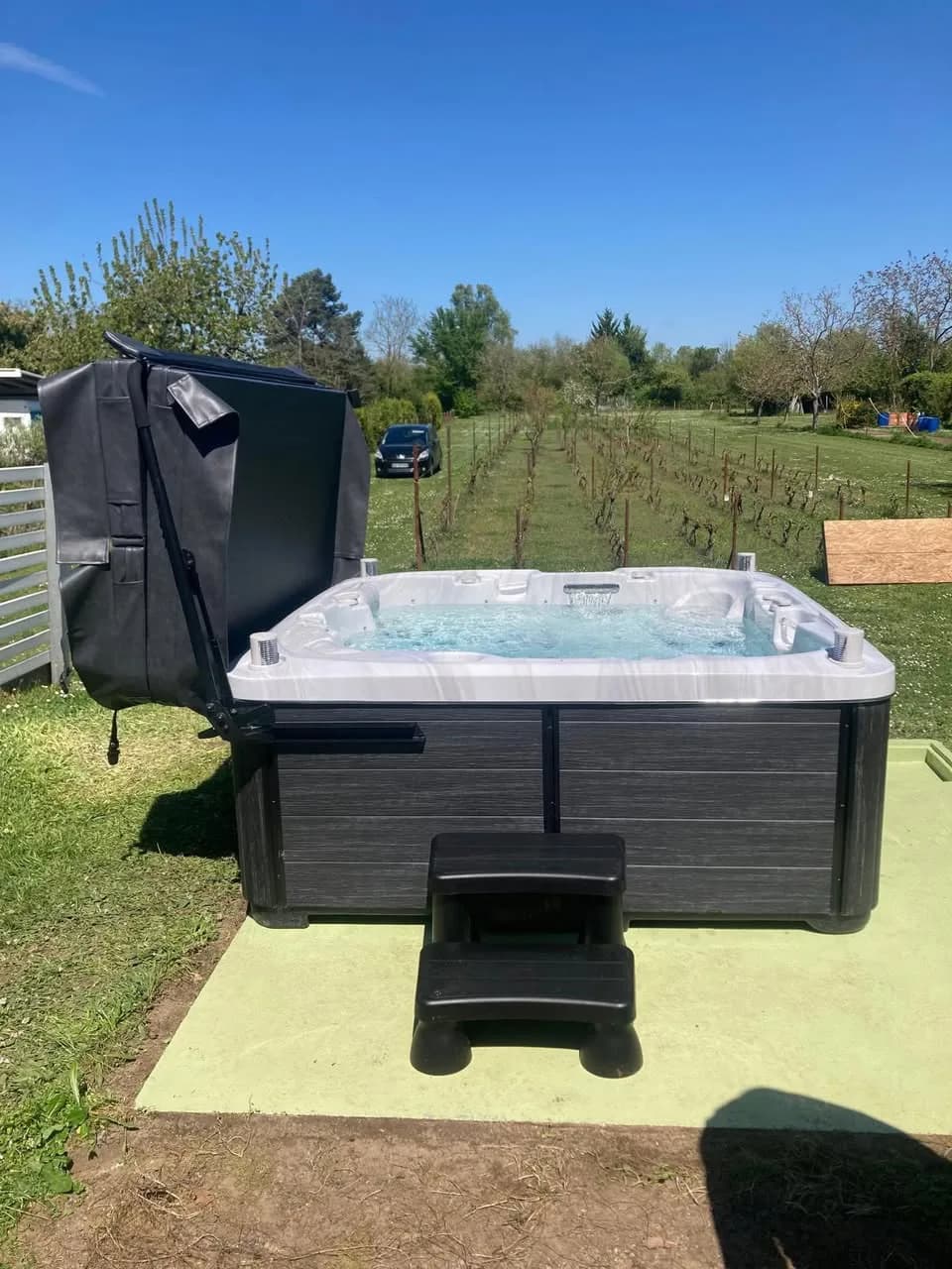 Installation d'un spa Øppland Full option à Bourges, sur une dalle au bout du jardin