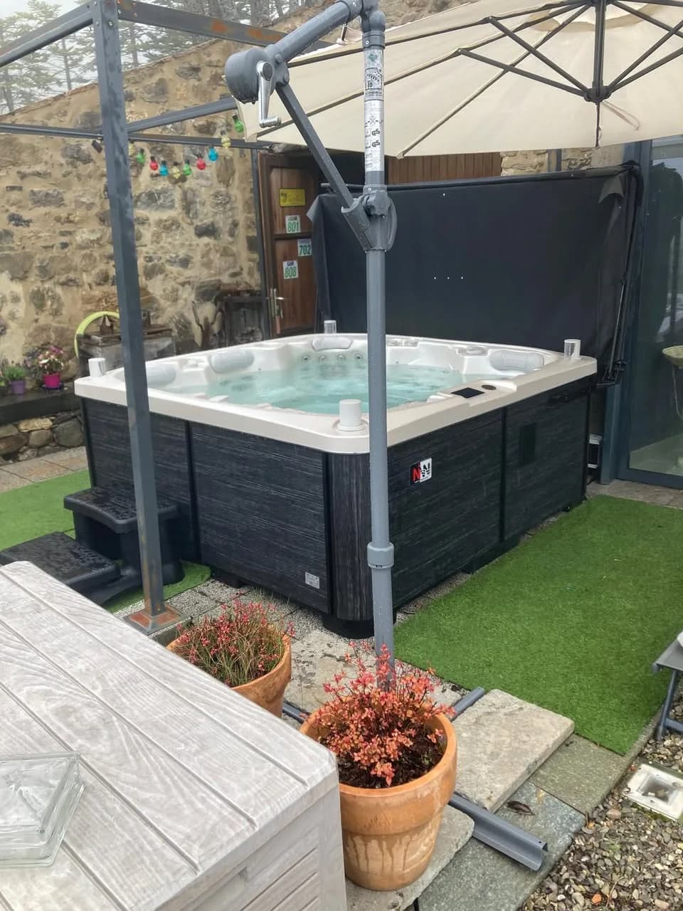 Installation d'un spa Øppland Full option à Chateau Serigues, autre vue du chantier