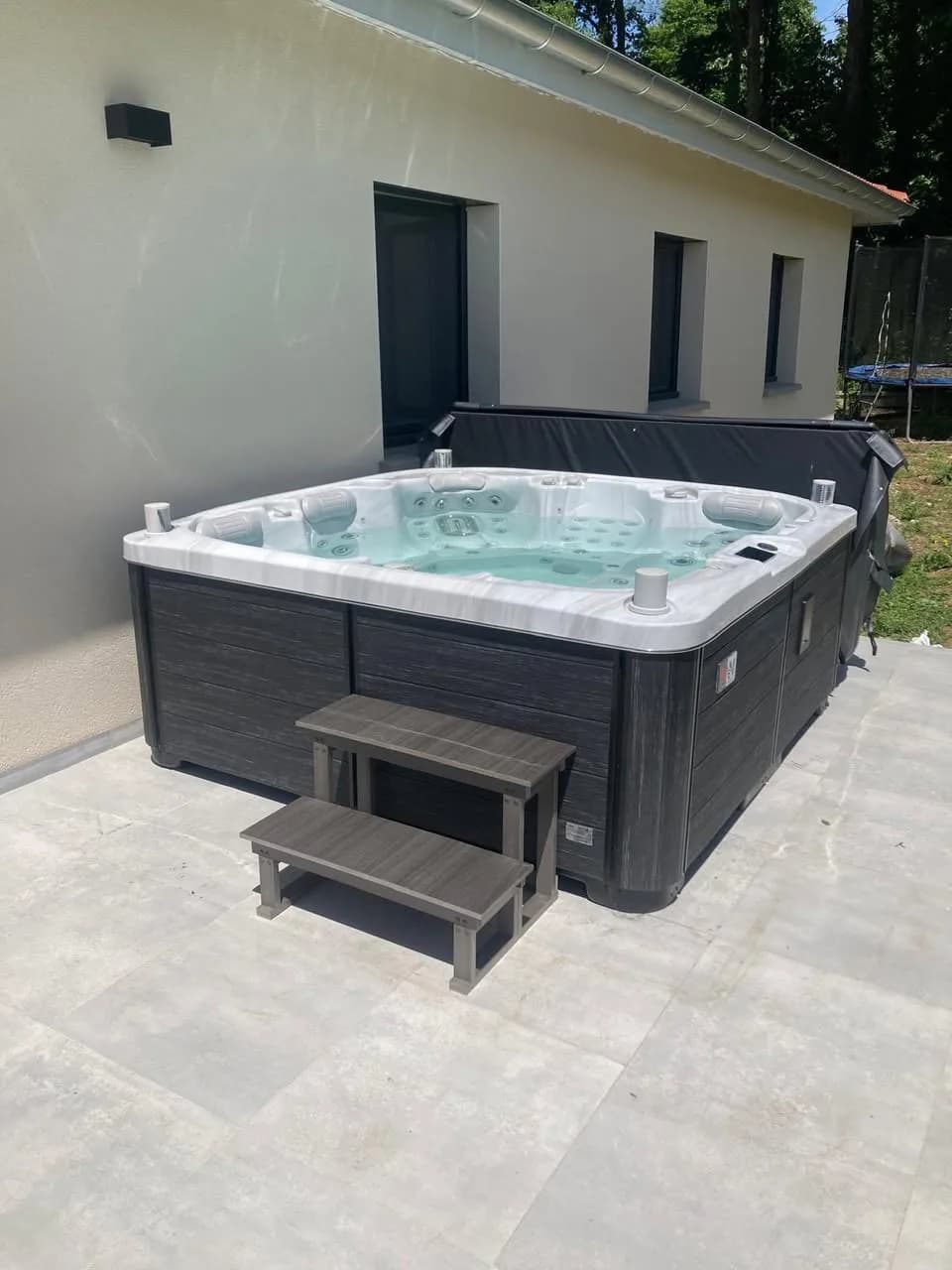 Installation d'un spa Øppland Full option à Châtillon-la-Palud, sur une terrasse carrelée, avec marchepied