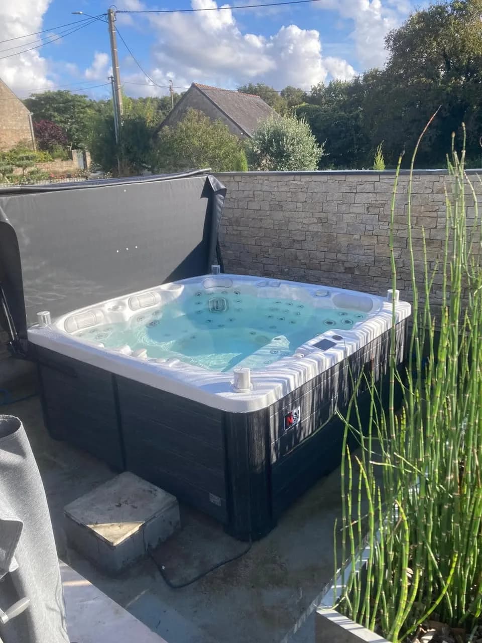 Installation d'un spa Øppland Full option à Guidel, sur une terrasse contre un muret