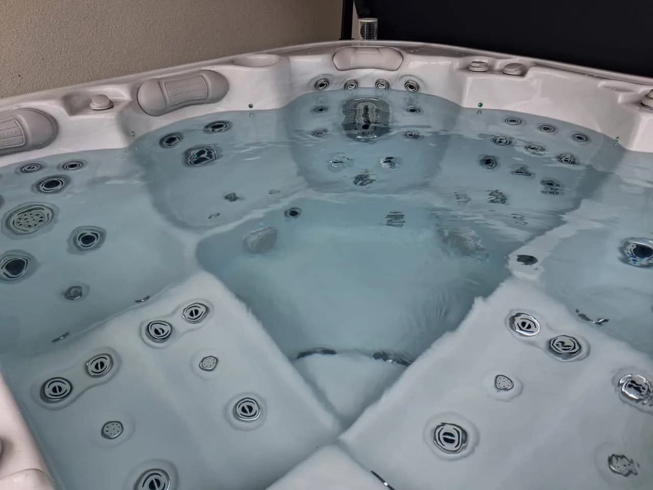 Installation d'un spa Øppland Full option, autre vue du chantier