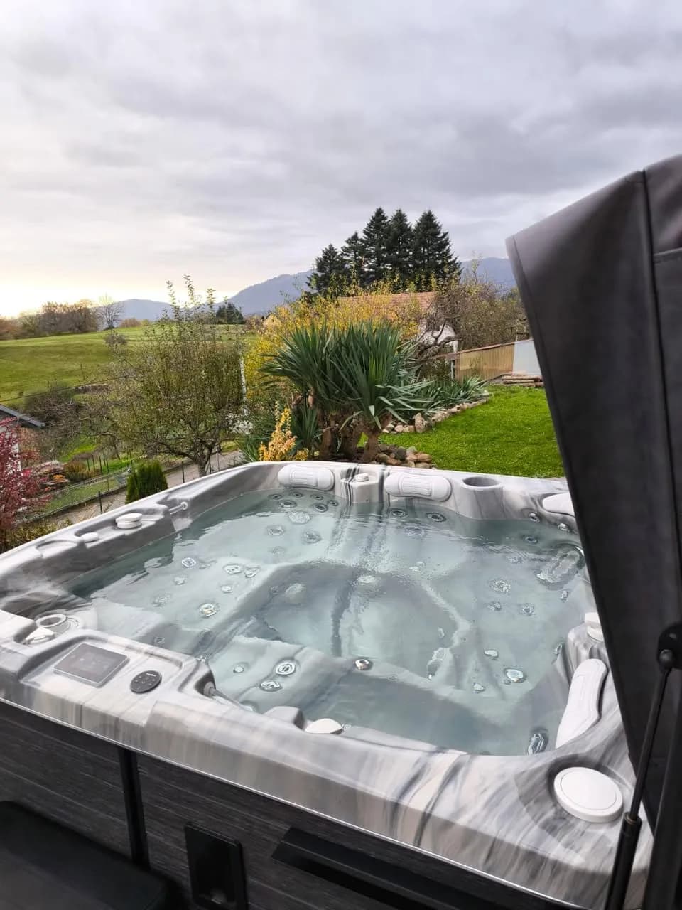Installation d'un spa Øppland à Geishouse, dans un jardin face aux montagnes