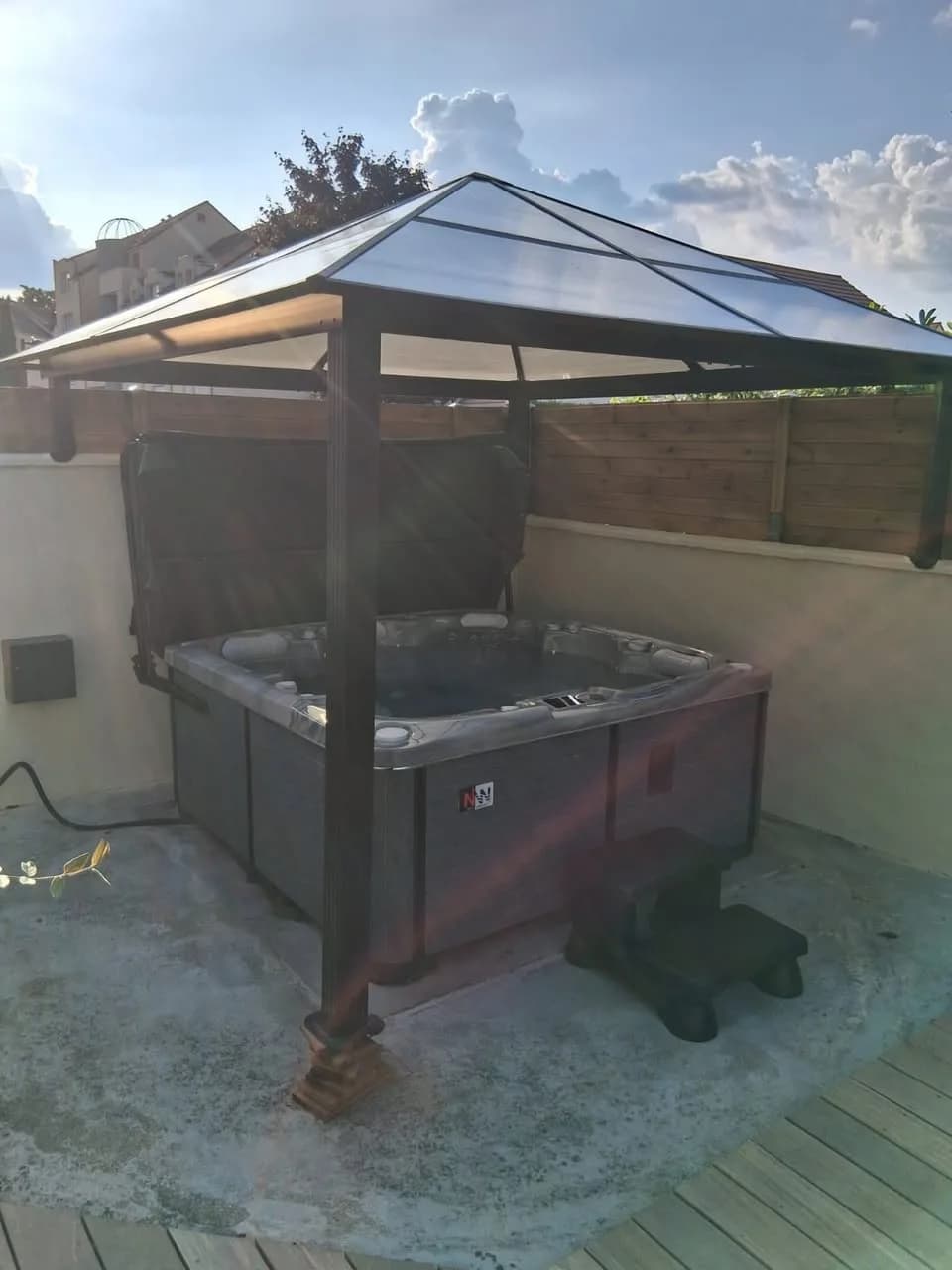 Installation d'un spa Øppland à Saint-Thibault-des-Vignes, autre vue du chantier