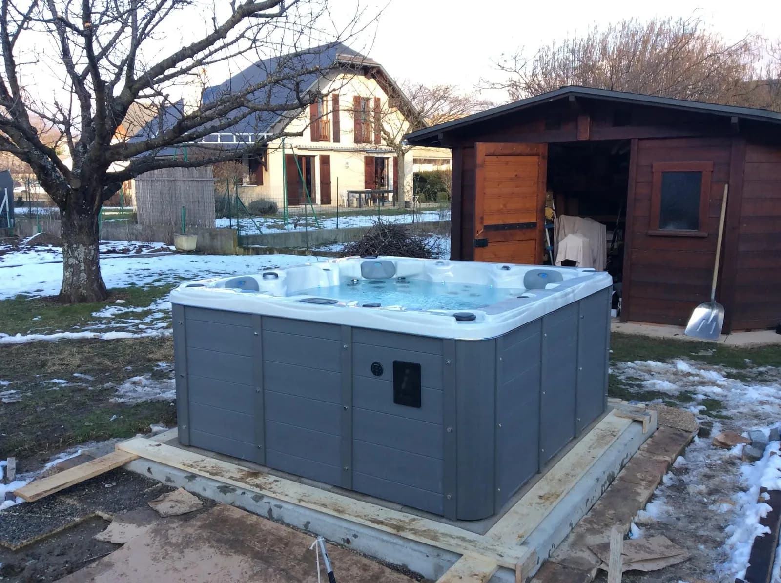 Installation d'un spa Ottawa à Balma, au fond d'un jardin, à côté d'un abri en bois