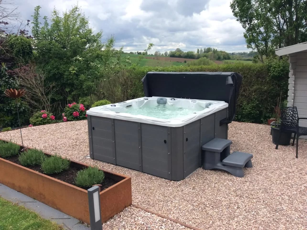 Installation d'un spa Ottawa à Battice, sur du gravier face à la campagne