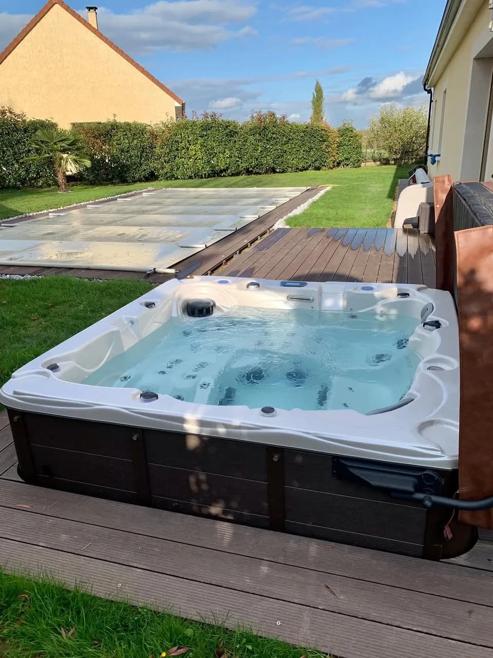 Installation d'un spa Ottawa à Beaune, encastré dans une terrasse en bois