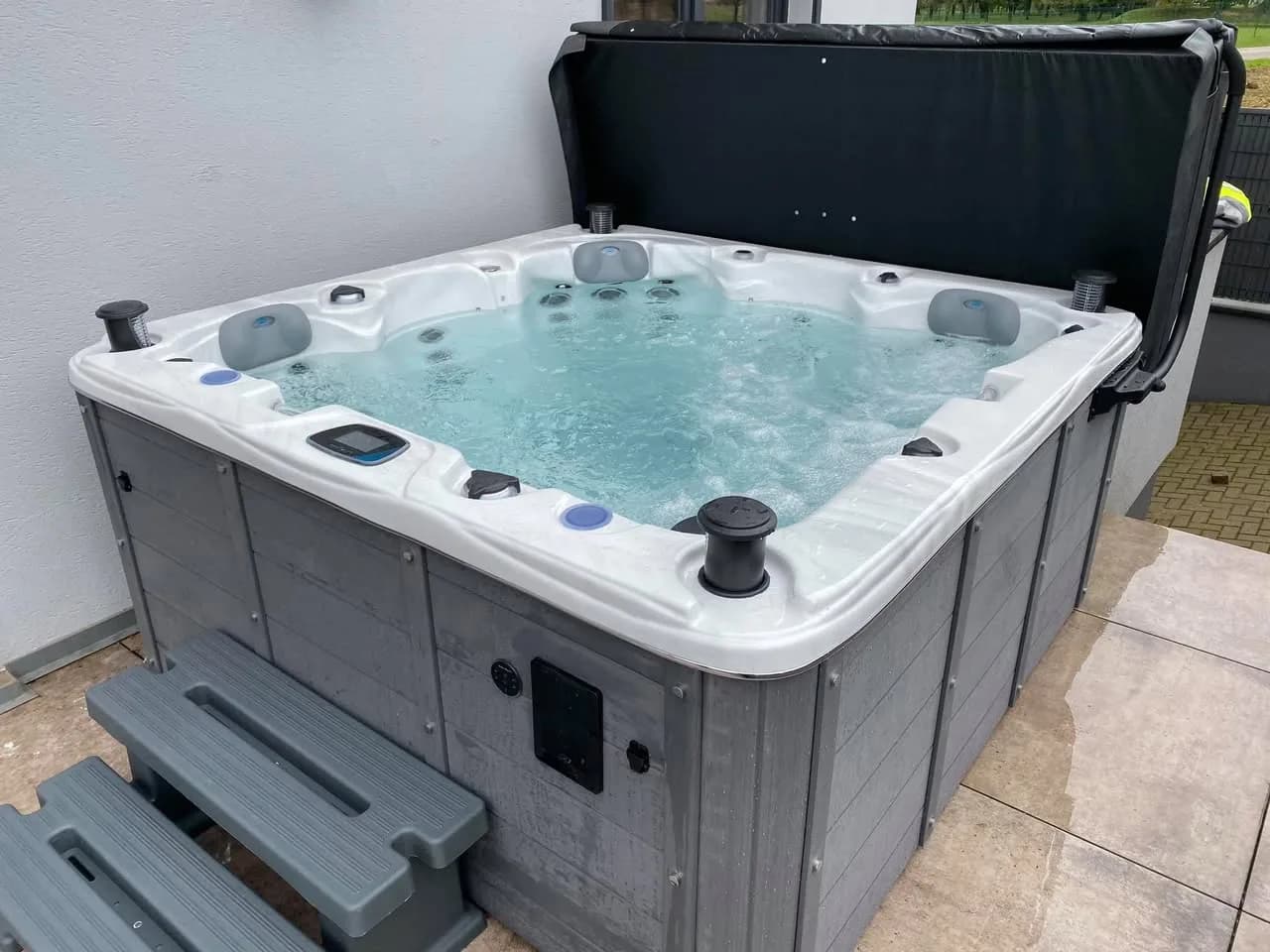 Installation d'un spa Ottawa à Bernolsheim, sur une terrasse carrelée, avec marchepied