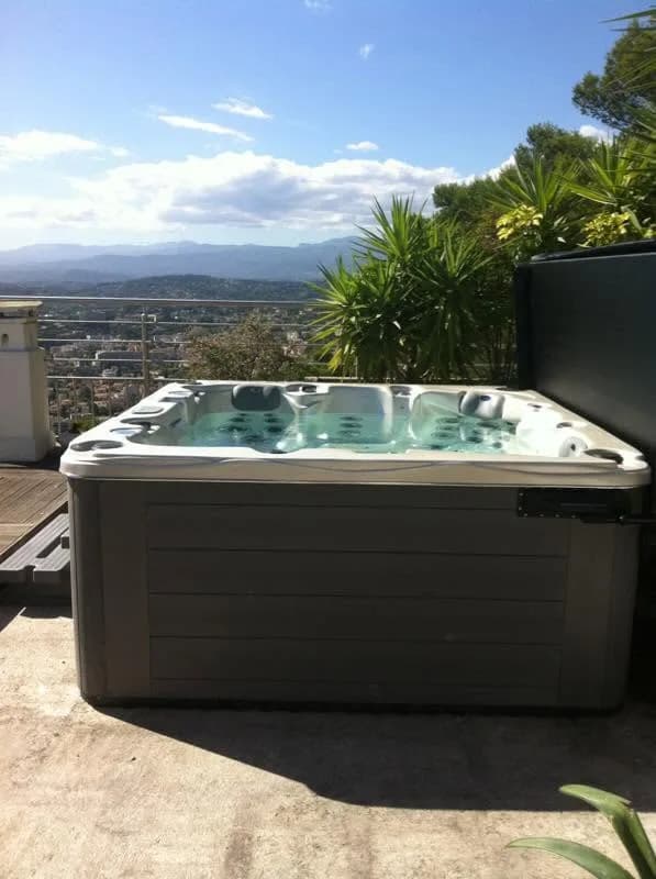 Installation d'un spa Ottawa à Cannes, sur une terrasse en hauteur, vue sur la mer