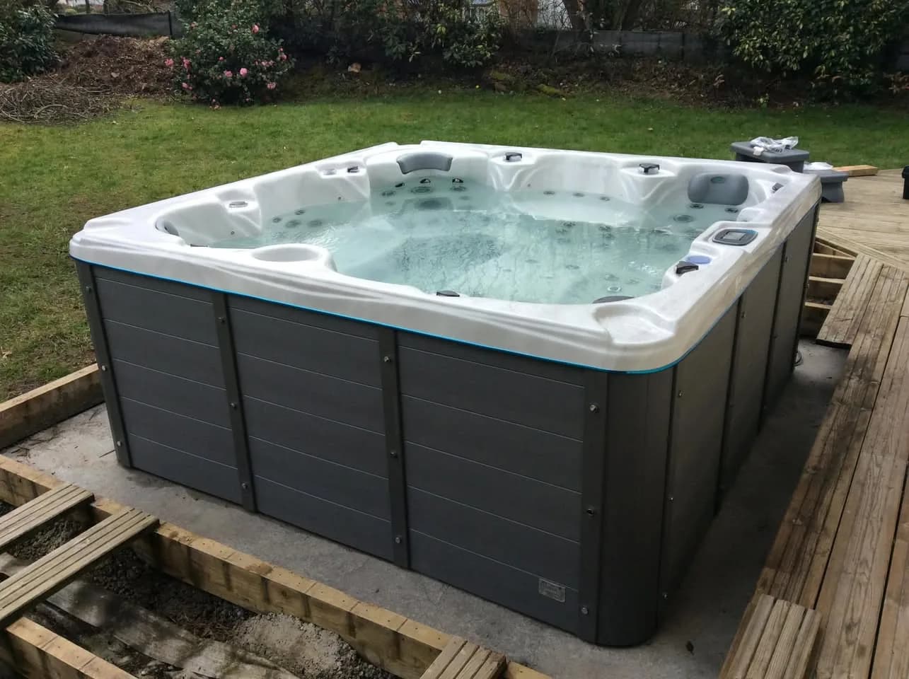 Installation d'un spa Ottawa à Carantec, dans un cadre en bois au fond du jardin