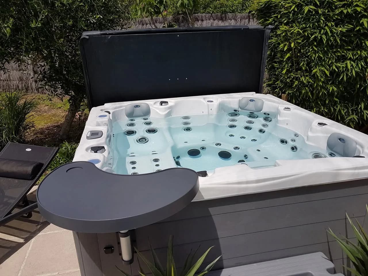 Installation d'un spa Ottawa à Civray-de-Touraine, sur une terrasse dallée, desserte