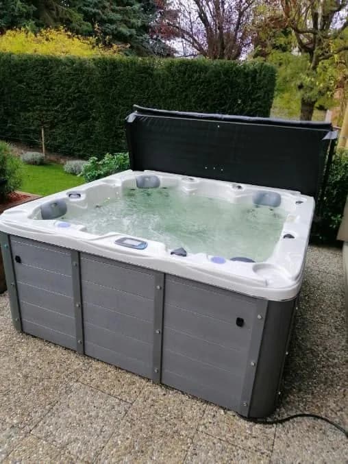 Installation d'un spa Ottawa à Colmar, sur du gravier en bordure de pelouse