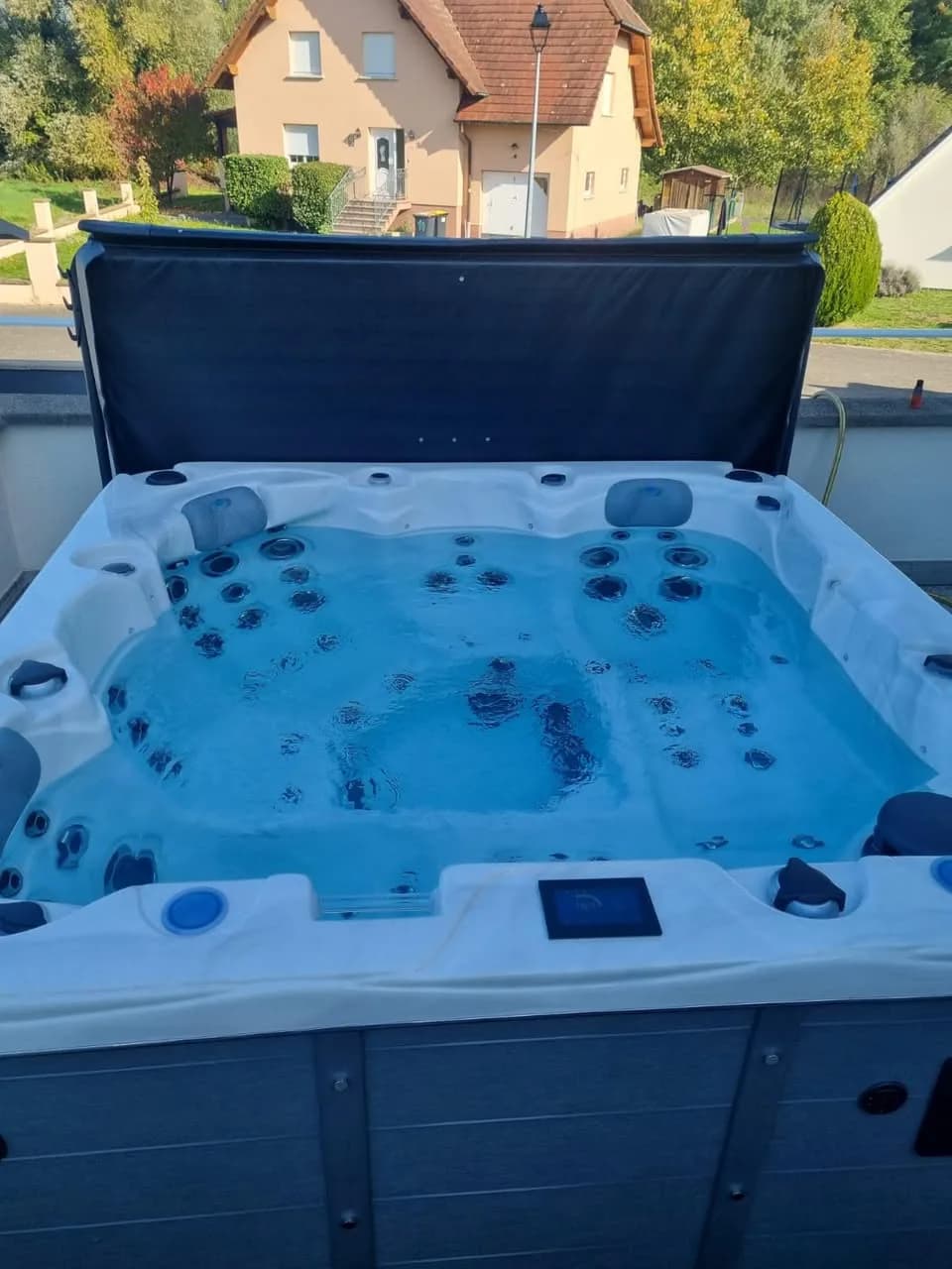 Installation d'un spa Ottawa à Dalhunden, sur une terrasse ouverte sur la campagne